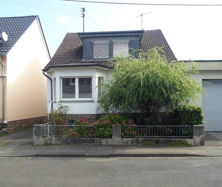 Haus mit Vorgarten - Fußläufige Ortslage: attraktives Haus mit Garage, Vorgarten und 408 m² pflegeleichtem Grundstück.