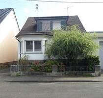 Fußläufige Ortslage: attraktives Haus mit Garage, Vorgarten und 408 m² pflegeleichtem Grundstück. - Gummersbach / Dieringhausen