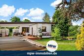 Hausansicht - Wohnen im Grünen: Gepflegter Bungalow mit Pool, Kamin & sonnigem Garten in Berlin-Köpenick