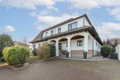 Außenansicht - Gehoben und gepflegt: MFH mit 3 Wohneinheiten und Garten in familienfreundlicher Lage von Dornheim