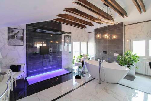 Badezimmer DG - 7 Zimmer Einfamilienhaus zum Kaufen in Idstein