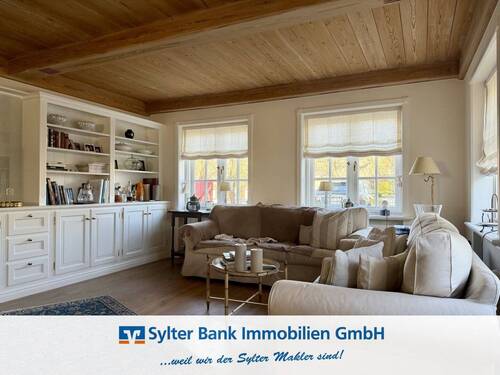 Wohnzimmer - **Reserviert** - Charmante 3-Zimmer-Erdgeschosswohnung mit großzügiger Terrasse und eigenem Garten in Keitum