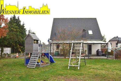 Garten und Hausrückseite - Ein Haus und ein Grundstück zum VERLIEBEN in Lebus !