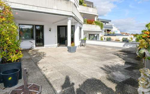 Terrasse - ImmoBillia: Großzügige 4 Zi.- Wohlfühlwohnung mit XXL-Terrasse - ruhig gelegen, charmant erhalten!
