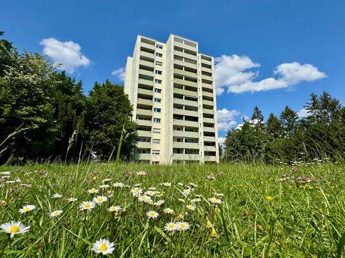 Objektansicht - Beeindruckende See- und Bergsicht: Renovierungsbedürftige 3 12-Zimmer-Wohnung mit Garage