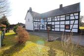 1. Hausansicht - Pendler aufgepasst ****Fachwerkhaus-Eifel!*** Ferienhaus *** Wochenendehaus *** Tierfreunde *** Kinderfreunde*** grüne, ruhige Lage, A1B258B265 Nat