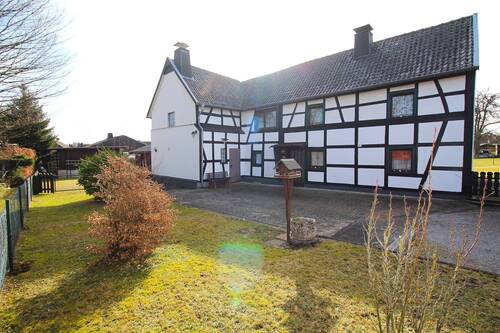 1. Hausansicht - Pendler aufgepasst ****Fachwerkhaus-Eifel!*** Ferienhaus *** Wochenendehaus *** Tierfreunde *** Kinderfreunde*** grüne, ruhige Lage, A1B258B265 Nat