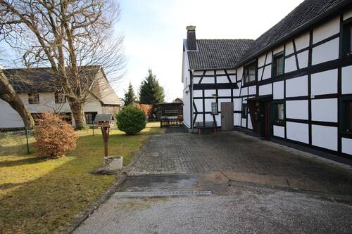 2. Hausansicht - 4 Zimmer Einfamilienhaus zum Kaufen in Schleiden-Broich