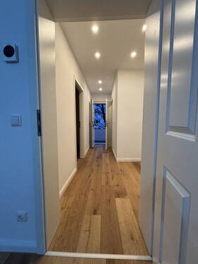Flur - Zentrale, hochwertig kernsanierte Wohnung mit zwei Zimmern und neuer Einbauküche