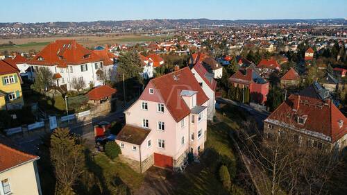 Ansicht auf das Anwesen mit Blick nach Dresden - Flexibles Investment: Einfamilienhaus mit Potenzial zur Aufteilung in bis zu 4 Einheiten'