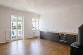 Wohnküche mit Balkon - Drei Zimmer mit Kaminofen in Friedrichshain