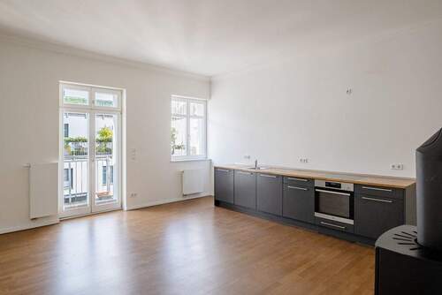 Wohnküche mit Balkon - Drei Zimmer mit Kaminofen in Friedrichshain