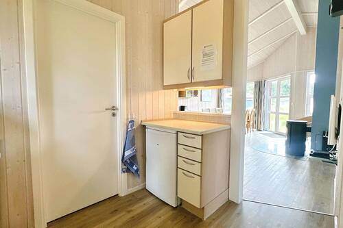 Blick in den Wohnbereich von der Küche - 