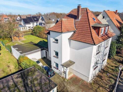 Seitenansicht - Charmantes Zweifamilienhaus mit traumhaftem Grundstück, Doppelgarage und Balkon in ruhiger Lage vom Mohnspark!