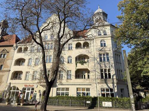 Schöner Blick aufs Gebäude und auf die Loggia - 5 Zimmer Etagenwohnung zum Kaufen in Berlin-Pankow