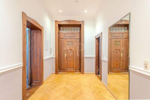 Blick zum Eingang mit Großem Spiegel - 