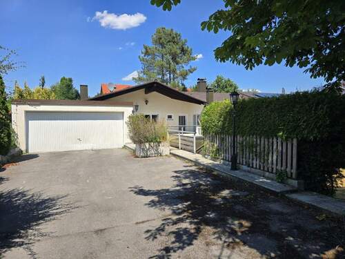 Einfahrt und Doppelgarage - 