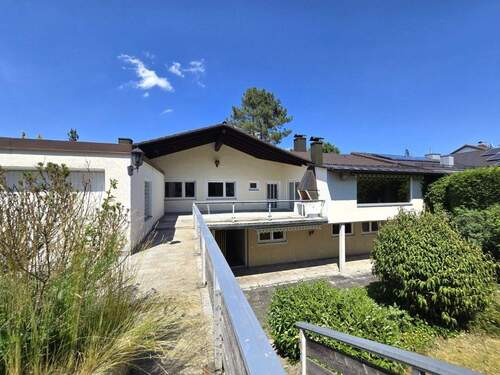 Hausansicht und Zuwegung - 