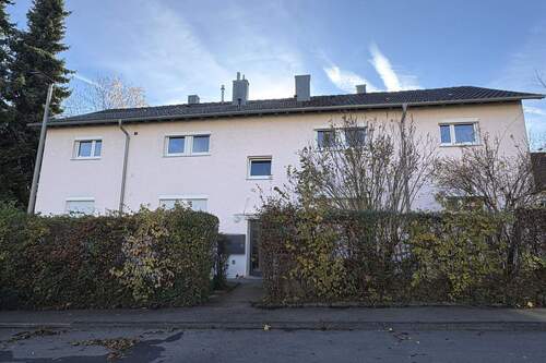 Hausansicht - 3-Zimmer-EG-Wohnung mit Terrasse und Garten (Erbbau)