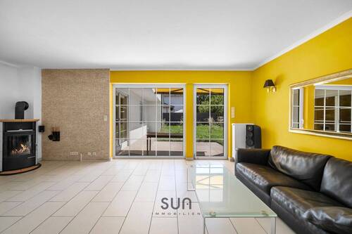 Wohnzimmer mit Blick auf Terrassee und Garten - 