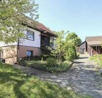Doppelte Chance auf 1.590 m² - gepflegtes Fertighaus & historischer Altbau mit Gestaltungsspielraum - Königsfeld