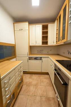 Küche mit Möbeln und Geräten - 