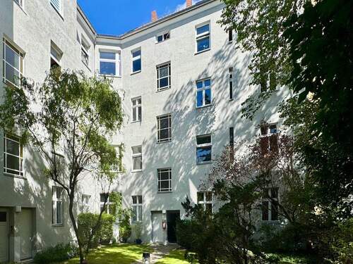 Die Rückansicht - Modernisierte 3-Zimmer-Eigentumswohnung bezugsfrei kaufen in Berlin-Reinickendorf, 110 m², Balkon