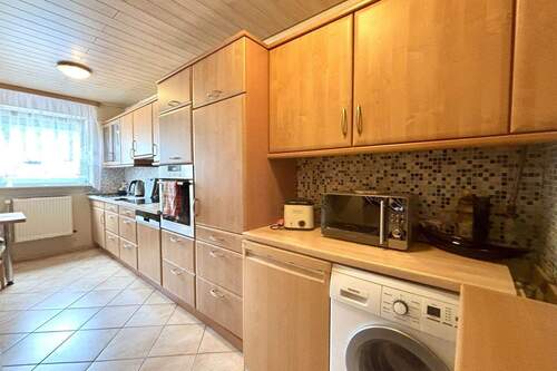 Küche mit Einbauschränken und Waschmaschine - 5 Zimmer Reihenmittelhaus in Lübeck