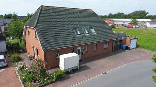 Gesamtansicht Haupteingang - 