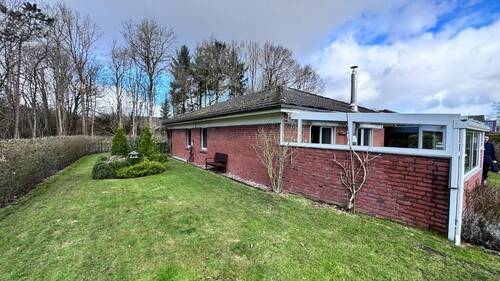 seitliche Ansicht - Ebenerdig wohnen im Grünen - Bungalow in ruhiger Lage von Flensburg-Weiche
