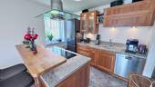Offene Einbauküche mit Tresen - 3 Zimmer Einfamilienhaus in Flensburg