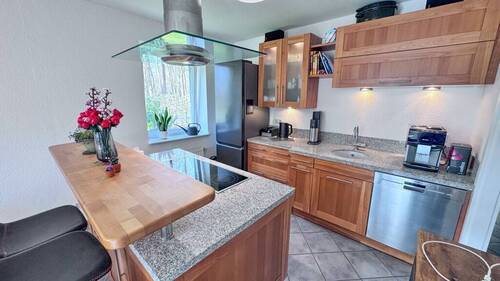 Offene Einbauküche mit Tresen - 3 Zimmer Einfamilienhaus in Flensburg