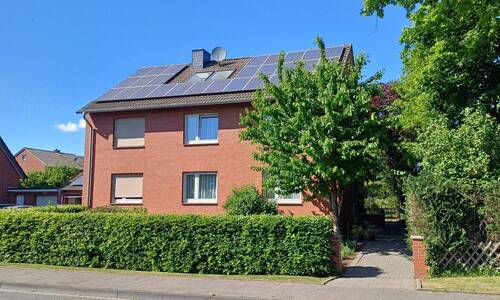 Vorderseite - Ahlen Dolberg, ein vielfältig nutzbares 3-Familienhaus mit großem Garten, Vollkeller und 3 Garagen.