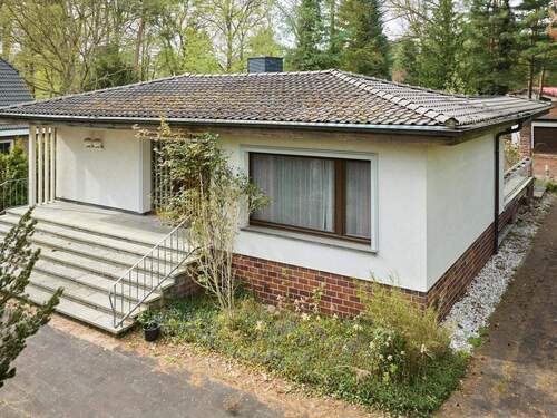 Frontaufnahme - Charmantes Einfamilienhaus mit Indoor-Pool & großem Grundstück - viel Potenzial!