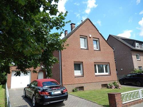 Vorderansicht 779.JPG - BAD OLDESLOE Ratzeburger Str. 2 Zi.-App.ca. 45m² über 2 Ebenen, separater Eingang, Pantry, Gäste-WC, PKW-Stellplatz,Garten