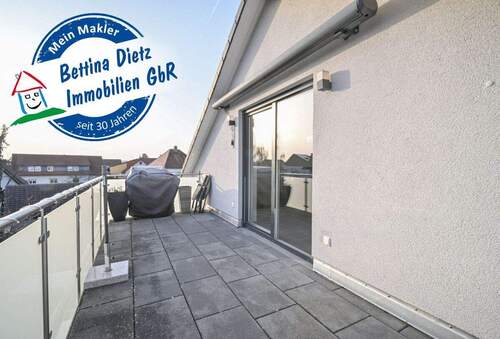Balkon - DIETZ: Moderne Dachgeschosswohnung in zentraler Lage von Groß-Zimmern!