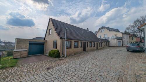 Straßenansicht - 4 Zimmer Mehrfamilienhaus, Wohnhaus in Schleswig