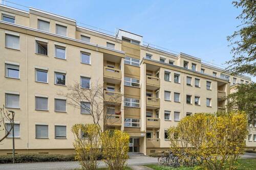 Attraktiver, gut instandgehaltener Zugangsbereich - 
