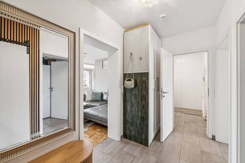 Eingangsbereich mit praktischem Garderoben-Einbauschrank - 2 Zimmer Etagenwohnung zum Kaufen in Gröbenzell
