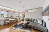 Lichtdurchflutetes Wohnzimmer mit großem Westbalkon - 2 Zimmer Etagenwohnung in Gröbenzell