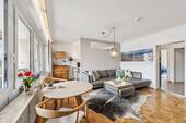Großes Wohnzimmer mit viel Raum für verschiedene Wohnkonzepte - Etagenwohnung mit 65,50 m&sup2; in Gröbenzell zum Kaufen