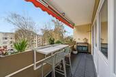 Balkon mit Sonnenschutz und Blick ins Grüne - 
