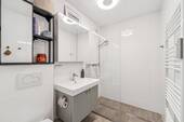 Elegantes Bad mit bodengleicher Dusche - 