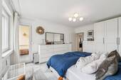 Schlafzimmer mit Zugang zur Loggia - 