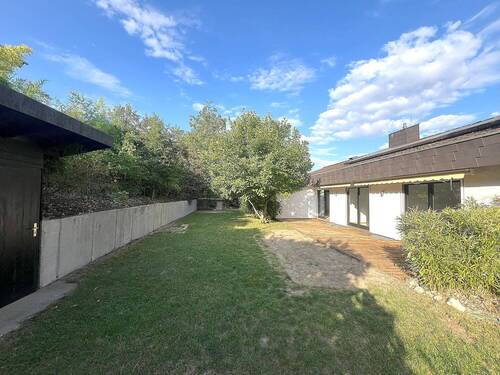 Uneinsehbarer Garten mit Blick zur Terrasse - 