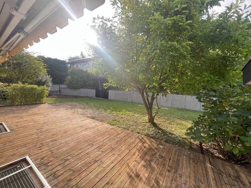 Terrassenbereich mit Blick in den gepflegten Garten - 