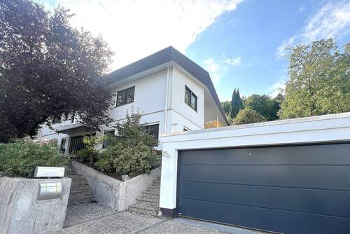 Hausansicht - Exklusive Familienoase mit Weitblick! Haus mit Garten und separater Einliegerwohnung!