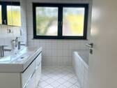 Tageslichtbad mit Wanne und Dusche - 