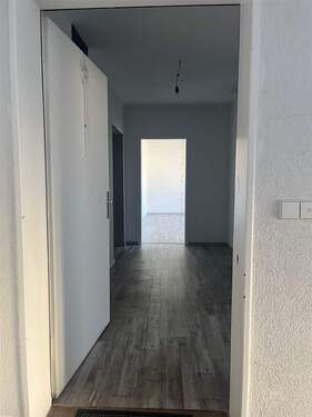 Eingangstür und Flur - 3 Zimmer Etagenwohnung in Baden-Baden