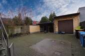 Blick auf die Garage - Mehrfamilienhaus, Wohnhaus mit 166,00 m&sup2; in Tangerhütte zum Kaufen